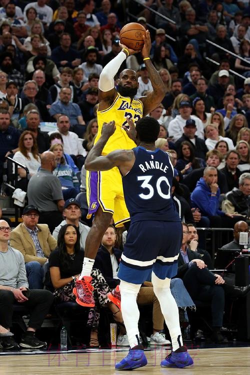 持球硬解！詹姆斯漂移三分应声入网